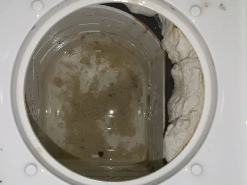 충주 욕조 배수구 아래 트랩 통에 쌓인 찌꺼기