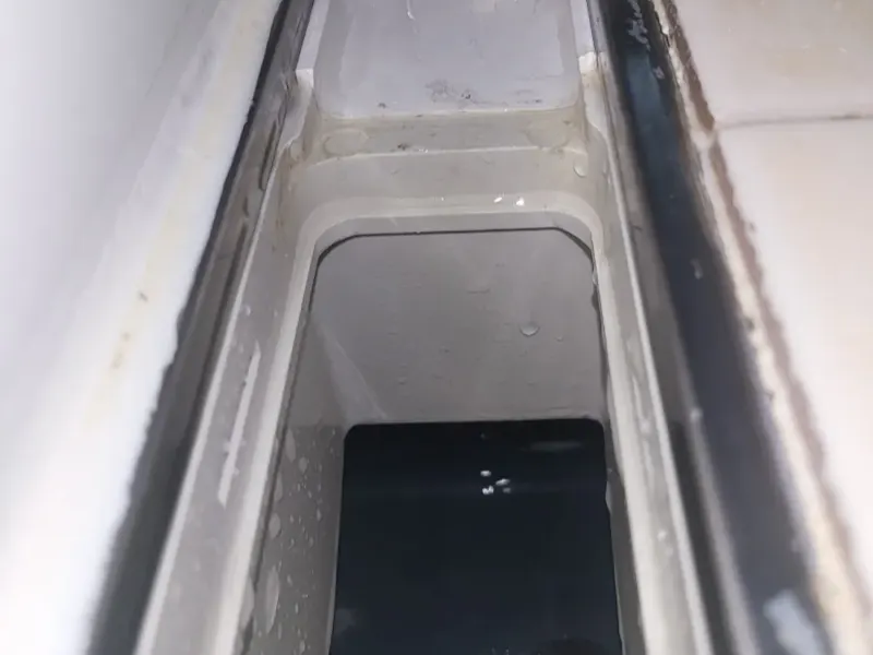 충주 덮개를 들어낸 긴 배수구 속 고인 물