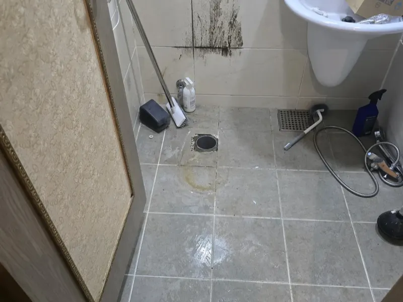 충주 세면대 아래 바닥 배수구를 열어 둔 화장실