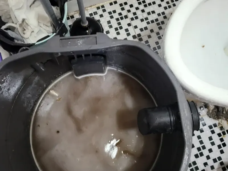 충주 석션 장비 통에 모인 오수